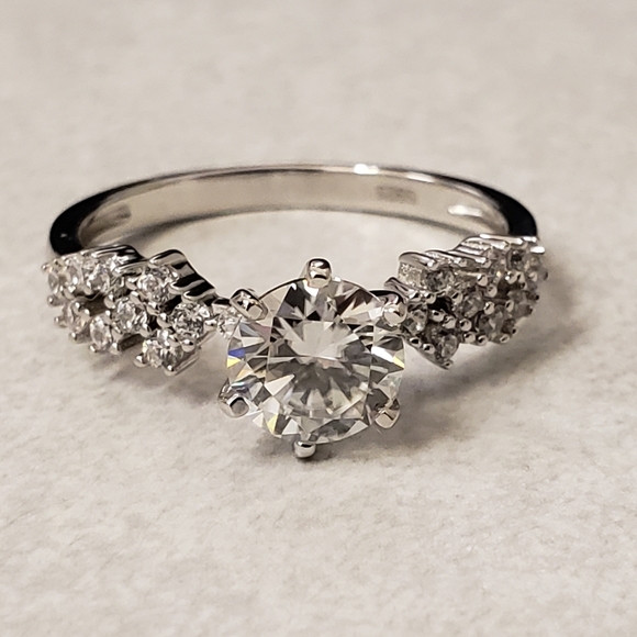 Azen Group Jewelry - Sz 8, New 1 Ct Moissanite Ring, 18K White Gold on 925 Sterling Silver